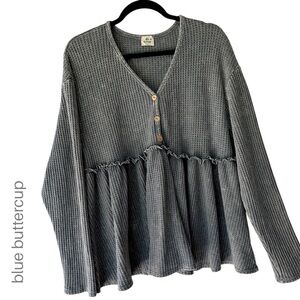 NWOT | GRAY LONG SLEEVE WAFFLE KNIT BABYDOLL TOP BUTTON FRONT V-NECK | SMALL